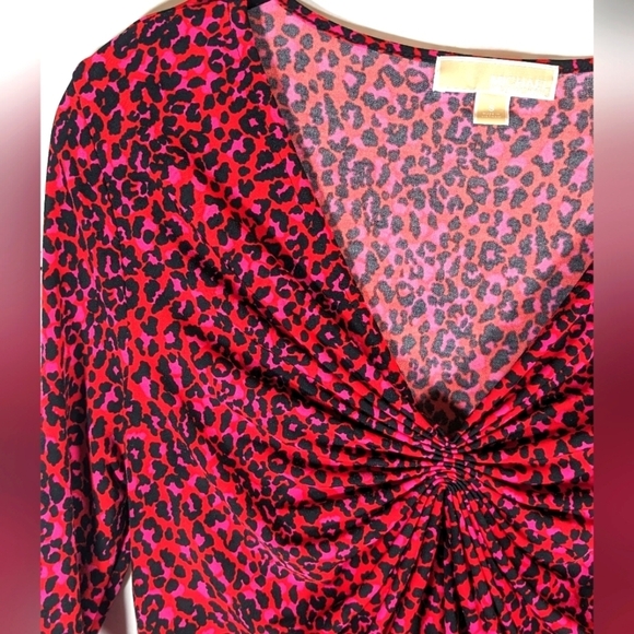 Michael Michael Kors Ruched V-Neck Red & Black Cat Print Blouse Size Small - Picture 3 of 8